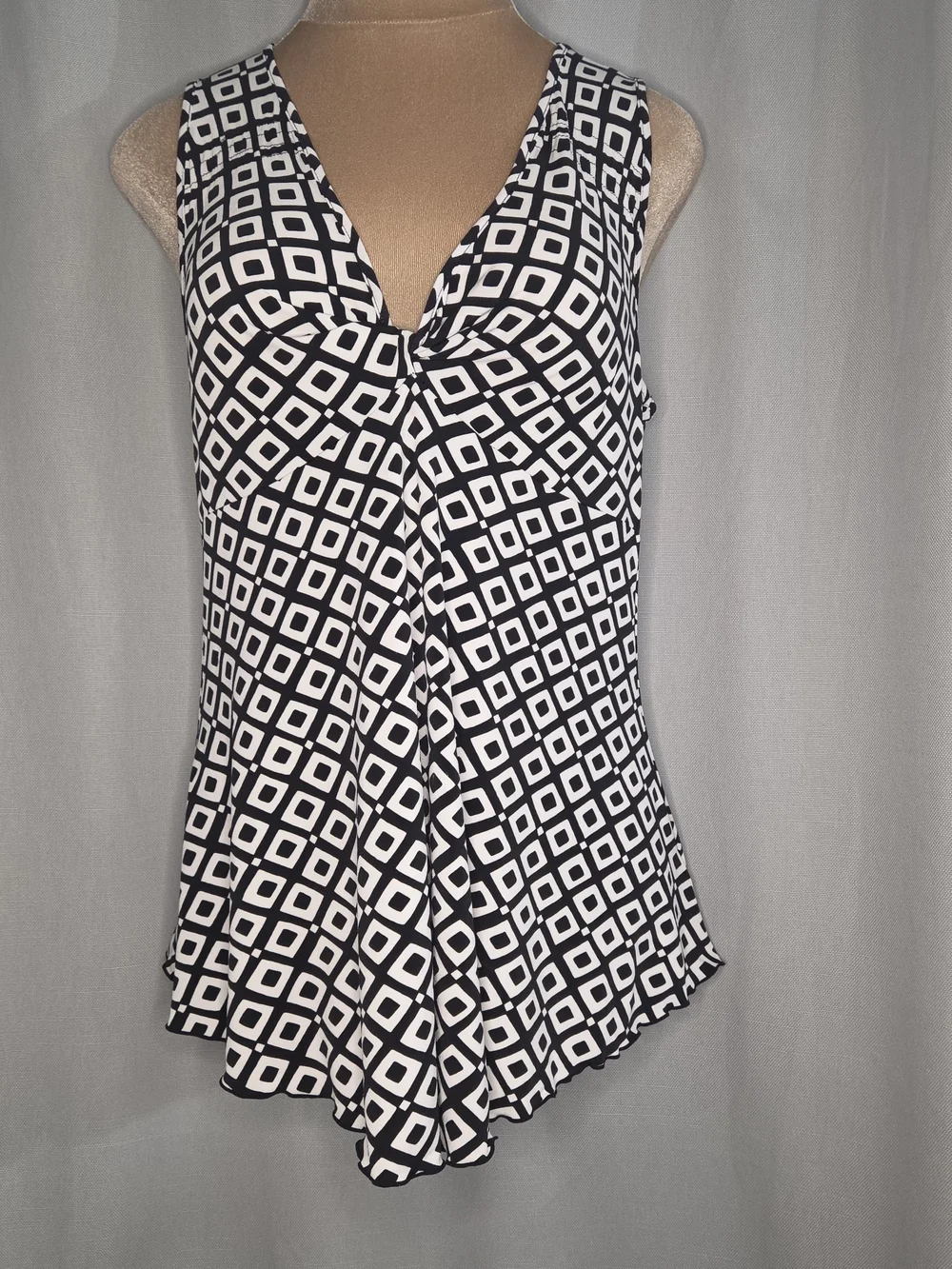 Michael Kors Black and White Geometric Sleeveless V-Neck Top Size Medium